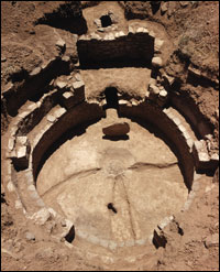 Kiva B, Porter Area. Note subfloor grooves radiating east, north, and west from the central hearth. (SL-YJ-118)
